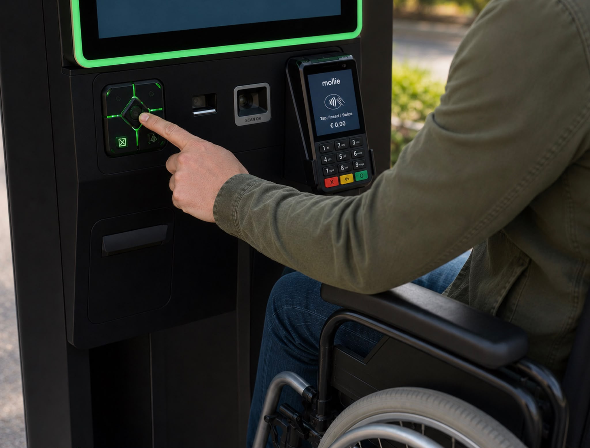 Bezoeker in rolstoel bedient een Orderkiosk via de joystick op rolstoelhoogte