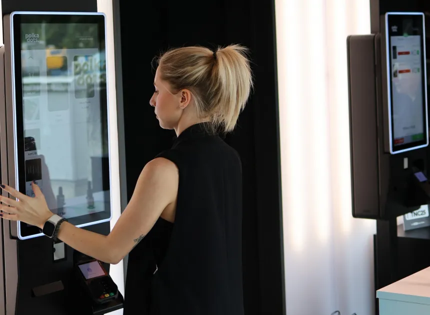 Klant bestelt bij een retail-kiosk